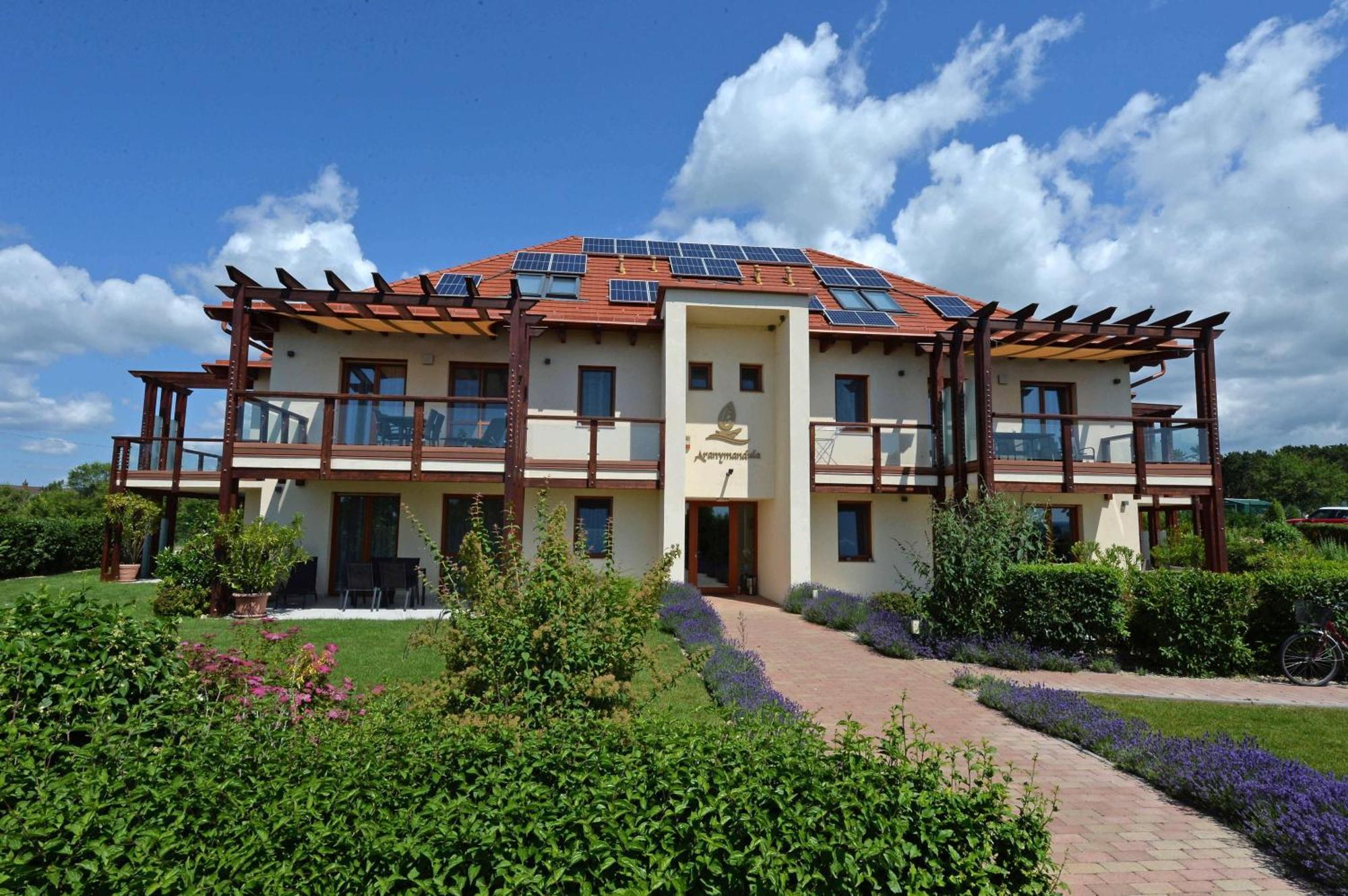 Aranymandula Apartmanok บาลาโตนาคาลิ ภายนอก รูปภาพ