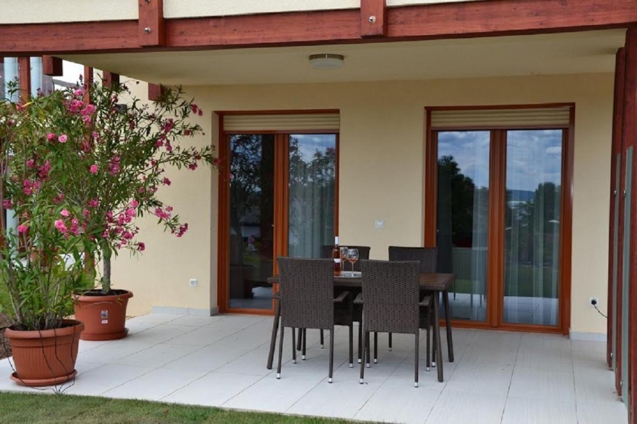 Aranymandula Apartmanok บาลาโตนาคาลิ ภายนอก รูปภาพ