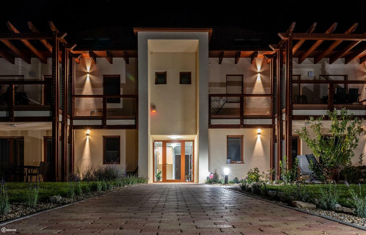 Aranymandula Apartmanok บาลาโตนาคาลิ ภายนอก รูปภาพ